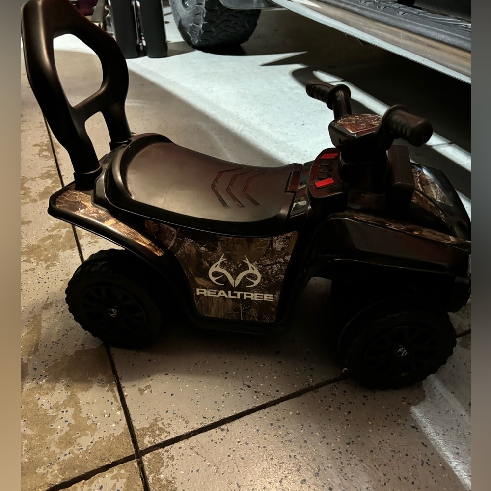 Realtree Boys Scooter Ride-On Toy with Light Bar and Animal Sounds
